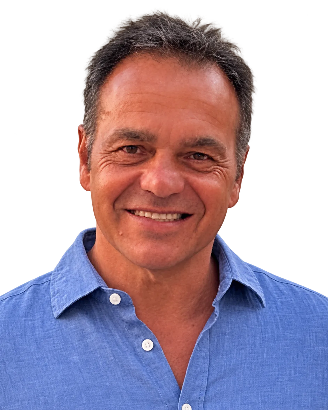 Portrait de Thierry Bessis, fondateur de L’Arbre de Nos Racines, souriant, en chemise bleue.